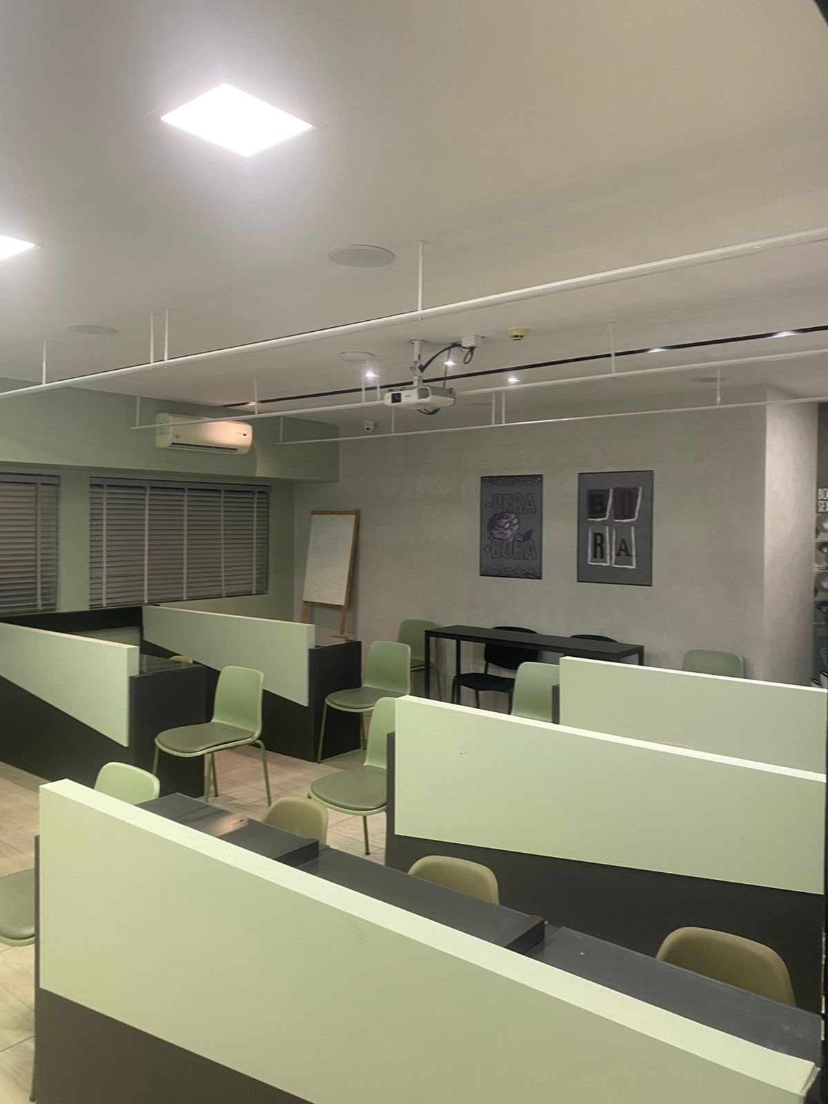 Sala com divisórias da unidade de Caruaru